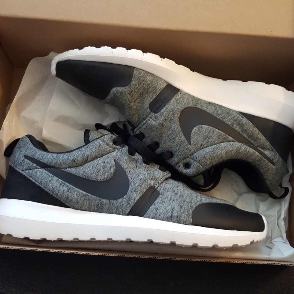 Nike Roshe Run Tech Fleece gray